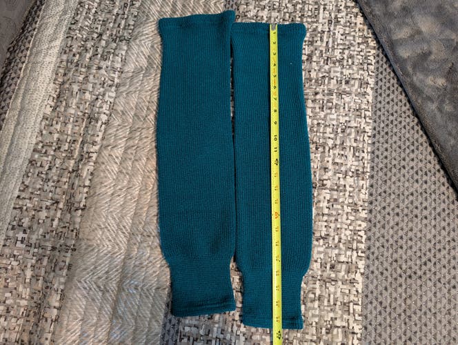 Youth Small Teal Knot Socks