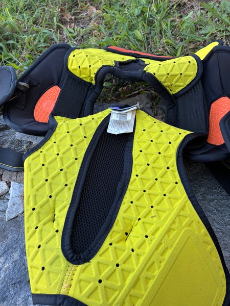 Medium/Large Senior CCM Tacks 6052 Shoulder Pads (Used)