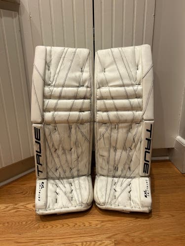 31" True Catalyst 7X3 Goalie Leg Pads (Used)