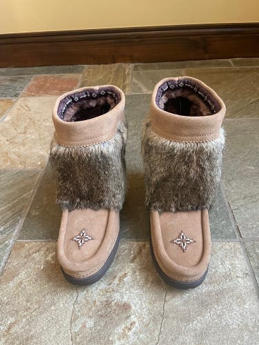 Manitobah half Mukluk Size W 7.0 (New)