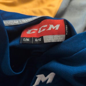 Blue Large/Extra Large Kids Unisex CCM Jersey (Used)