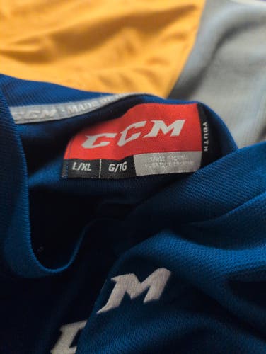 Blue Large/Extra Large Kids Unisex CCM Jersey (Used)