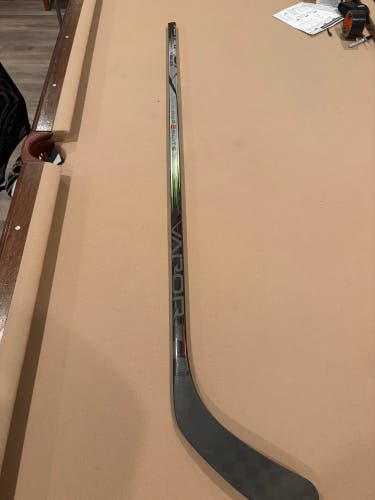 Intermediate Bauer Vapor Hyperlite 2 Right Handed Hockey Stick P92 (New)