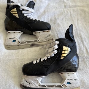 True Pro Custom Hockey Skates Size 4.5 (Used)