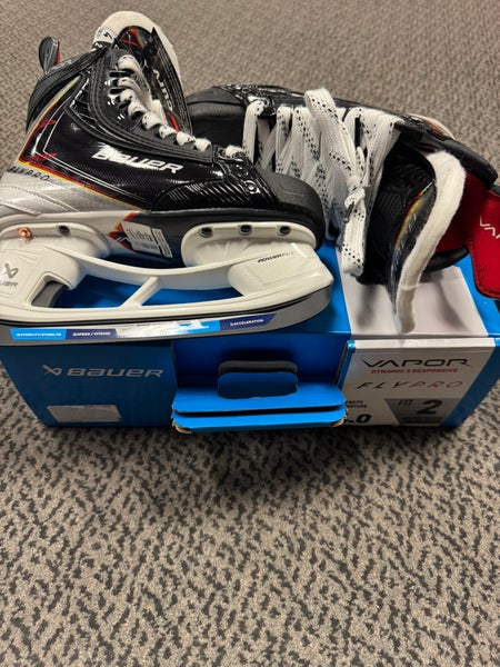 Bauer Vapor FLYPRO Hockey Skates Size 4 (New) Fit 2