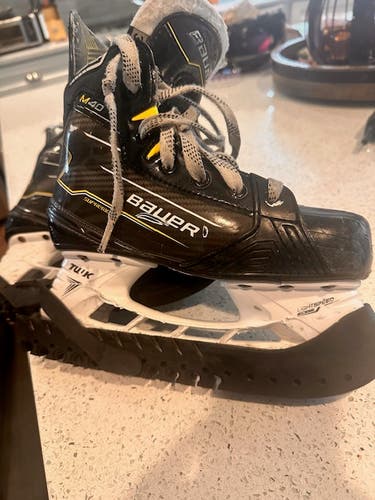 2024 Bauer Supreme M40 Hockey Skates Regular Width Size 3.5 (Used)