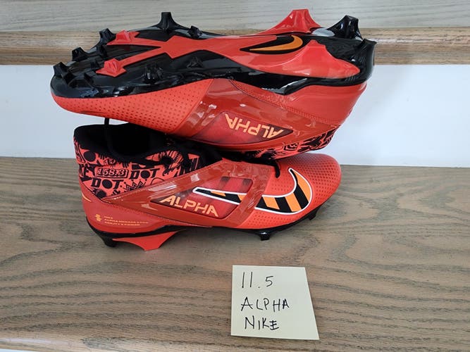 Men's Size M 11.5 (W 12.5) Nike Molded Cleats (New)