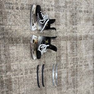Bauer Vapor Hyperlite 2 Hockey Skates 9 (Used)
