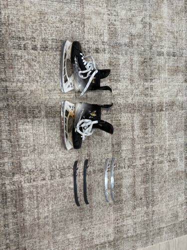 Bauer Vapor Hyperlite 2 Hockey Skates 9 (Used)
