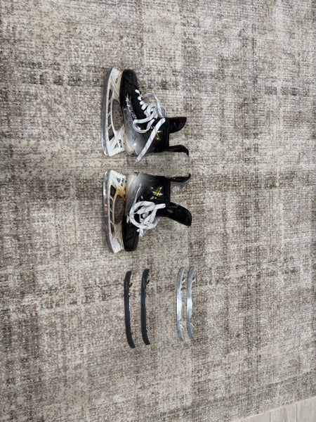 Bauer Vapor Hyperlite 2 Hockey Skates 9 (Used)