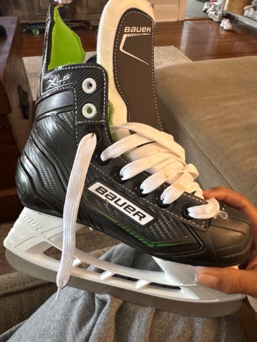 Bauer Hockey Skates Size 2 (New)