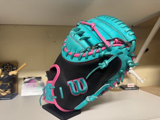 Wilson A2000 RH Catcher's Baseball Glove 33" (Used)