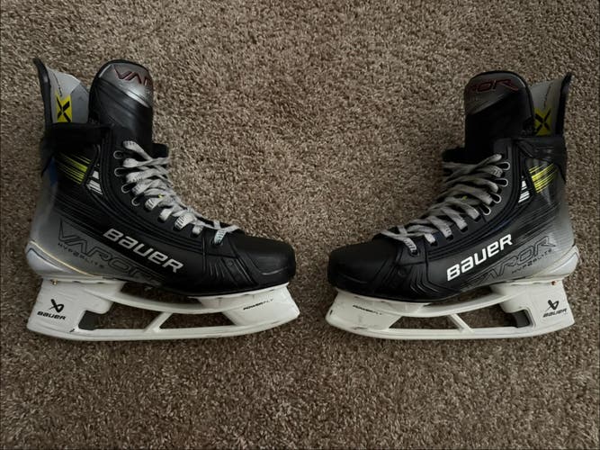 2024 Bauer Vapor Hyperlite 2 Hockey Skates Wide Width 7.5 (Used) THREE sets of steel