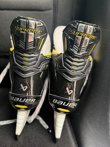 Like new - 2024 Bauer Supreme M4 Hockey Skates Regular Width 8.5 (Used)