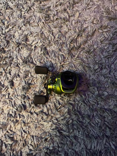 Bait caster fishing reel, hardly use.
