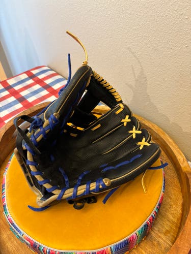 Wilson A2000 RH Infield Baseball Glove 11.5" (Used)