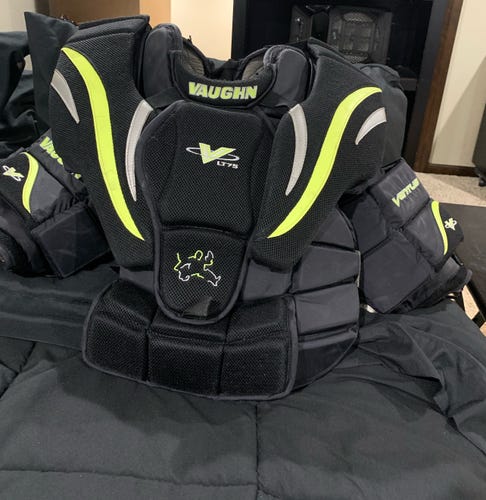 XL Vaughn Ventus LT75 Goalie Chest Protector (Used)