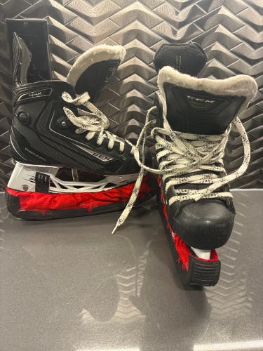 Intermediate CCM RibCor 44K pump Hockey Skates Regular Width Size 4.5 + Skate Guards