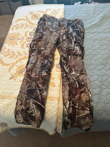 Size 38 Men's Camo Pants (Like New)