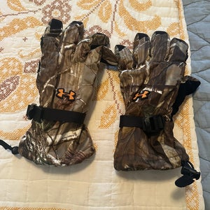 Large Adult Unisex Under Armour Gloves (Like New)