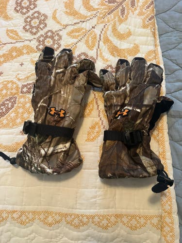 Large Adult Unisex Under Armour Gloves (Like New)