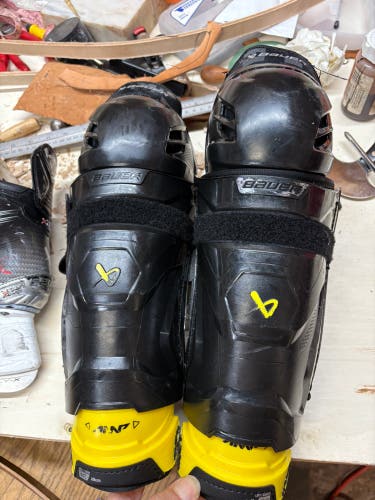 Junior Bauer Supreme M3 11" Shin Pads (Used)