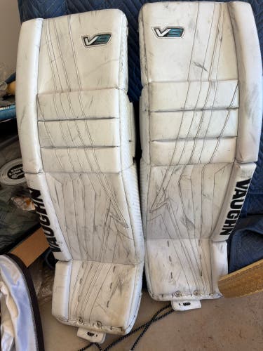 34" Vaughn Velocity V9 Pro Goalie Leg Pads (Used)