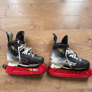 2023 Bauer Vapor Hyperlite Hockey Skates Regular Width Pro Stock 9.5 (Used)