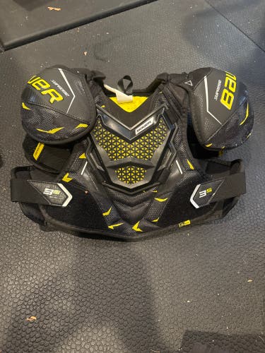 Medium Junior Bauer Supreme 3S Shoulder Pads (Used)