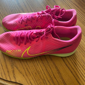 Pink Unisex Size M 8.0 (W 9.0) Nike Indoor Cleats (Used)