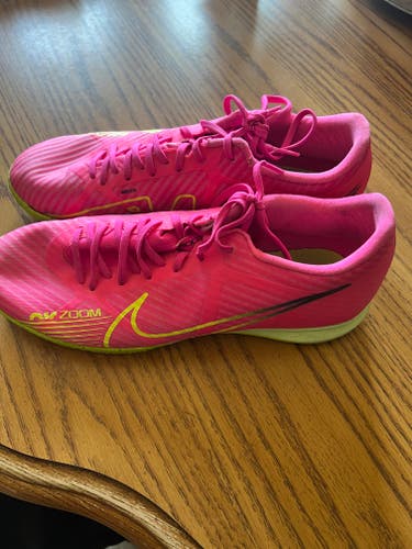 Pink Unisex Size M 8.0 (W 9.0) Nike Indoor Cleats (Used)