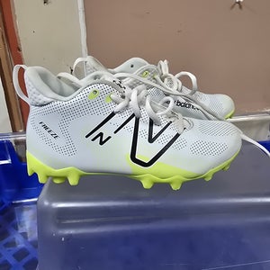 White Kids 2Y (Big Kids / Youth) Youth New Balance Mid Top Molded Cleats (Used)