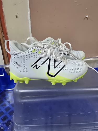 White Kids 2Y (Big Kids / Youth) Youth New Balance Mid Top Molded Cleats (Used)