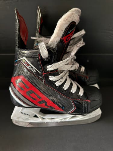 CCM JetSpeed FT6 Pro Hockey Skates Regular Width youth 11 (Used)