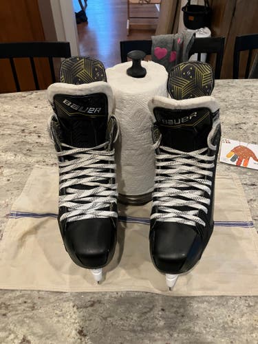 2025 Bauer Supreme M40 Hockey Skates Extra Wide Width 9.5 (Used)