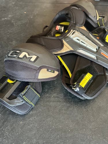 Large Junior CCM Tacks ASV Shoulder Pads (Used)