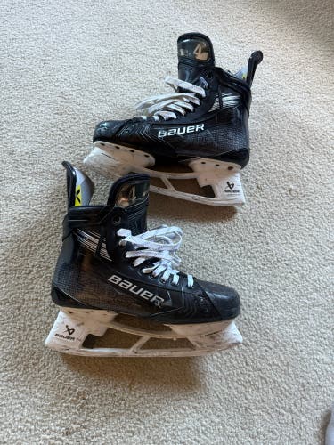 2023 Bauer Vapor Hyperlite 2 Hockey Skates Regular Width 8.5 (Used)
