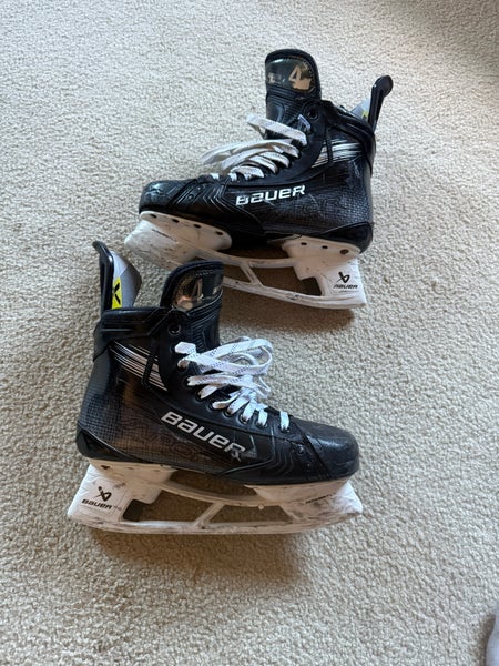 2023 Bauer Vapor Hyperlite 2 Hockey Skates Regular Width 8.5 (Used)