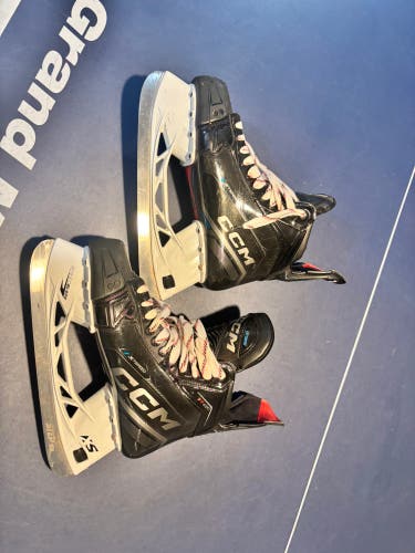 CCM JetSpeed FT690 Hockey Skates Regular Width 10 (Used)