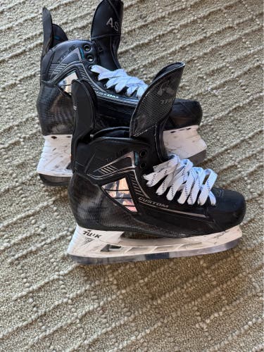 2024 True Pro Custom Hockey Skates Regular Width Pro Stock 10 (Used)