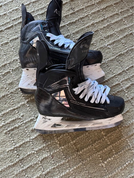 2024 True Pro Custom Hockey Skates Regular Width Pro Stock 10 (Used)