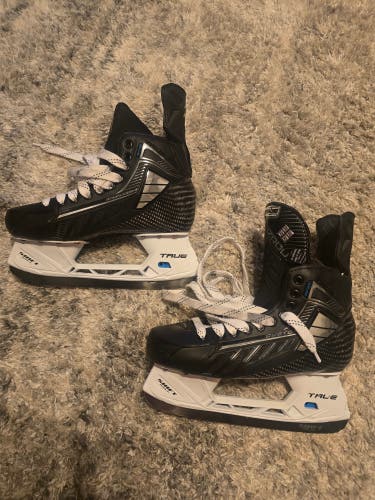 2024 True Custom SVH Player Skate Hockey Skates Regular Width 9 (Used)