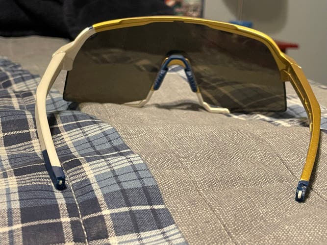 Unisex One Size Fits All 100% Sunglasses (Used)
