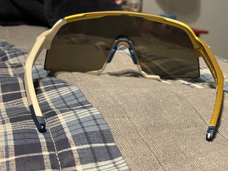 Unisex One Size Fits All 100% Sunglasses (Used)