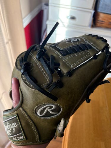 2023 Rawlings Heart of the Hide RH Pitcher's Baseball Glove 11.75" (Used)