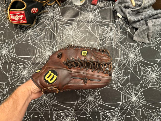 Wilson A2000 RH Outfield Baseball Glove 12.75" (Used)