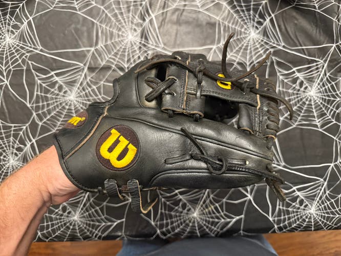 Wilson A2000 RH Baseball Glove 11.5" (Used)