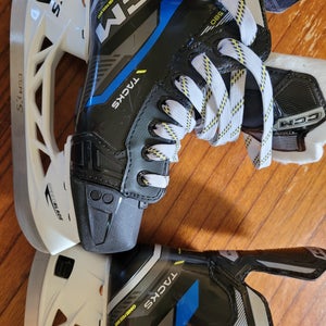CCM Tacks 580 Hockey Skates Extra Wide Width Size 2.5 (New)