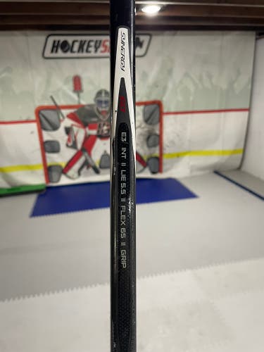 Intermediate Easton Synergy 60 Right Handed Hockey Stick (Used)