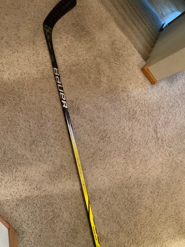Senior Bauer Vapor Hyperlite 2 Right Handed Hockey Stick P92 Pro Stock (Used)